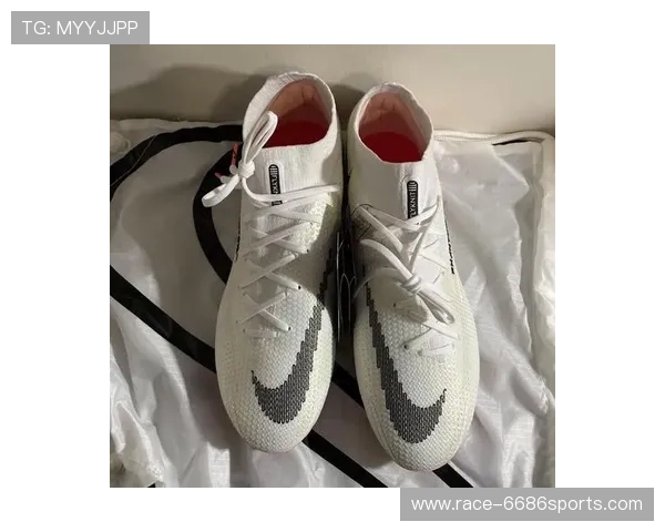 性价比高的球星推荐款足球鞋 不贵又耐用 适合普通玩家的最佳选择